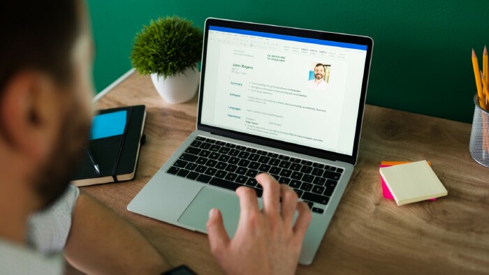 © AntonioDiaz, stock.adobe.com Junger Mann schreibt am Tablet seinen Lebenslauf.