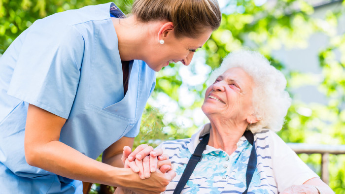 Pflegekraft kümmert sich um ältere Dame. © Kzenon, stock.adobe.com Junge Frau kümmert sich um ältere Frau © Kzenon, stock.adobe.com