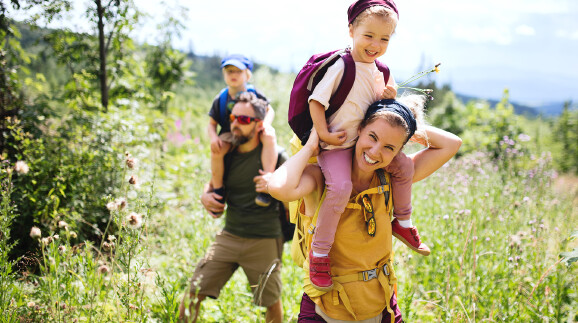 Familie mit kleinen Kindern beim Wandern