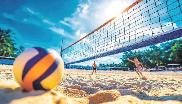Beachvolleyball-Platz mit Netz und Ball