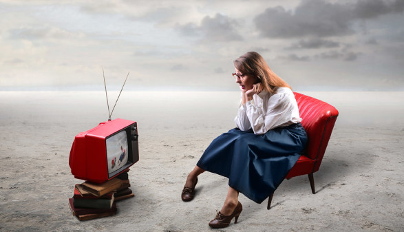 Frau schaut auf einem Fernseher mit Antenne fern © Olly, stock.adobe.com