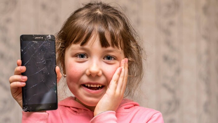 Kind mit kaputtem Smartphone © Климов Максим, stock.adobe.com Kind mit kaputtem Smartphone