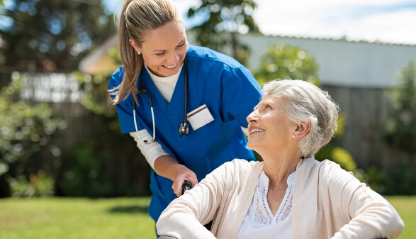 Pflegerin kümmert sich um ältere Patientin