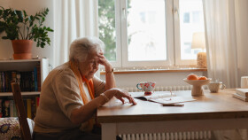 Frau z&auml;hlt ihr Geld - Equal Pension Day