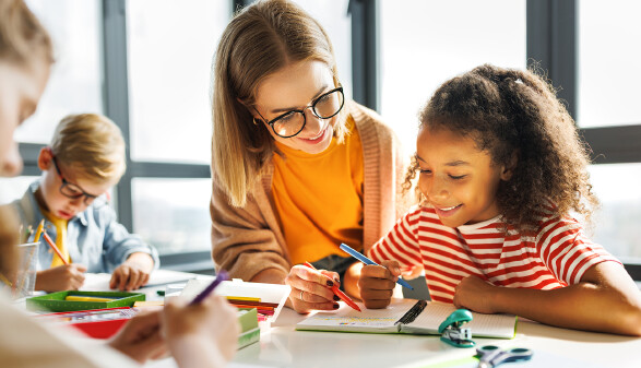 Nachhilfelehrerin hilft Mädchen bei den Hausaufgaben