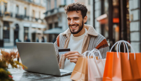 junger Mann beim Online-Shopping