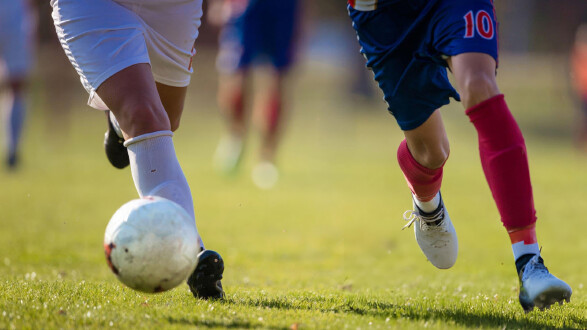 Fußballspieler mit Ball