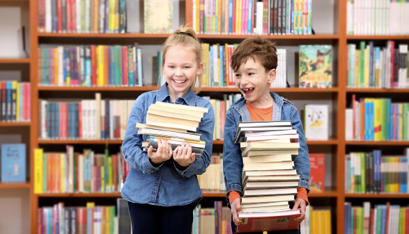 Kinder lesen in der Bibliothek