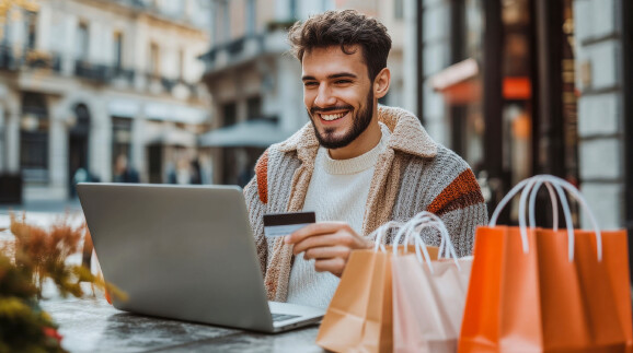 junger Mann beim Online-Shopping