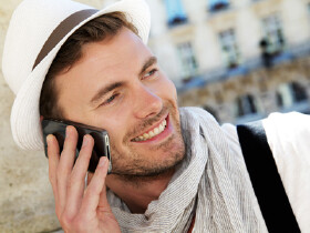 Freundlicher Mann telefoniert mit Handy