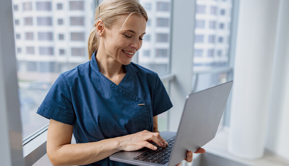 Krankenschwester mit Laptop