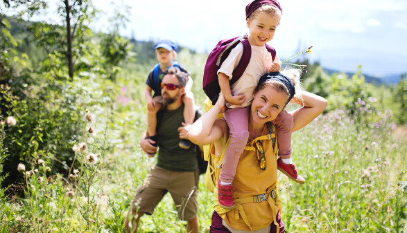 Familie mit kleinen Kindern beim Wandern