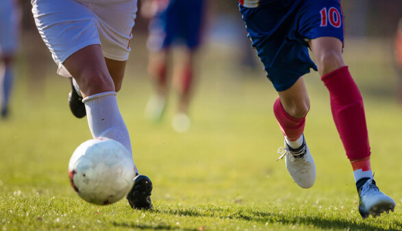 Fußballspieler mit Ball