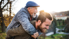 &Auml;lterer Vater und sein Sohn wandern in der Natur, haben Spa&szlig;