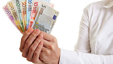 Geld in der Hand - Ausbezahlung von Leistungen © Robert Kneschke, Fotolia.com