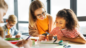 Nachhilfelehrerin hilft M&auml;dchen bei den Hausaufgaben